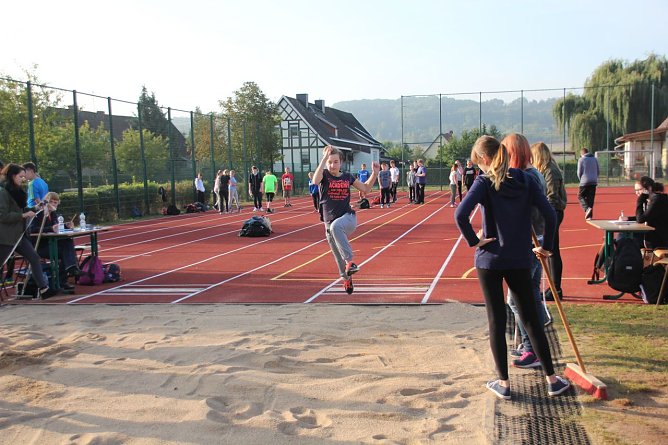 DIe Regelschule Heringne maß ihre Kräfte im Rahmen der Bundesjugendspiele (Foto: Barbara Haupt) DIe Regelschule Heringne maß ihre Kräfte im Rahmen der Bundesjugendspiele (Foto: Barbara Haupt)