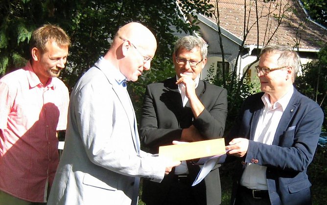 F&ouml;rderbescheid &uuml;bergeben (Foto: R. Englert)