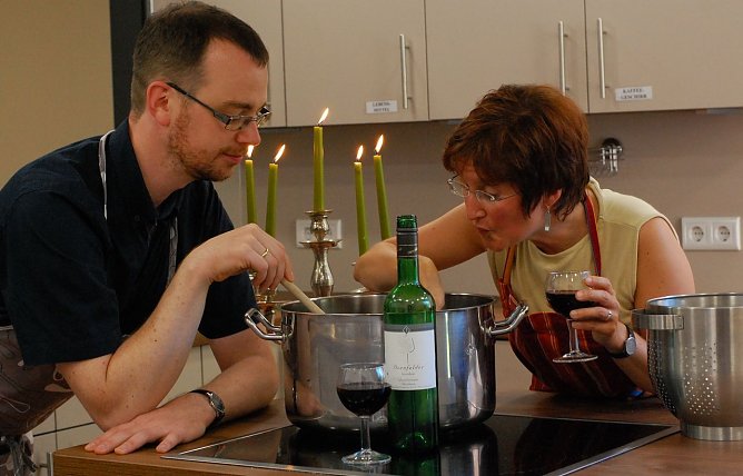 Im Gemeindesaal wird gekocht (Foto: R. Englert)