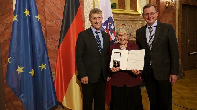 Oberb&uuml;rgermeister Dr. Klaus Zeh und Ministerpr&auml;sident Bodo Ramelow im Barocksaal  der Th&uuml;ringer Staatskanzlei zur Verleihung des Bundesverdienstkreuzes an die Nordh&auml;user Ehrenb&uuml;rgerin Erika Schirmer. (Foto: Ilona Bergmann, Pressestelle Stadt Nordhausen)
