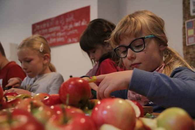 Apfelsaft f&uuml;r ein ganzes Jahr - im Kinderkirchenladen fand man heute wieder jede Menge zu tun (Foto: Angelo Glashagel)