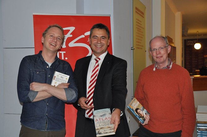 v.l.: Dennis Gastmann, Sparkassenchef Wolfgang Asche, Buchh&auml;ndler Dietrich Rose (Foto: Kreissparkasse Nordhausen)