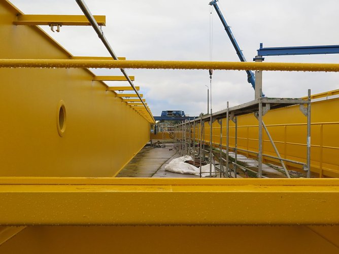 Mit der Kranbahn k&ouml;nnen nun 40 Tonnen schwere Teile bewegt werden (Foto: Universalbeton Heringen)