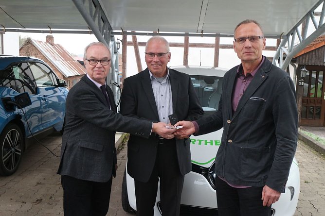 Kleine Flotte f&uuml;r den l&auml;ndlichen Raum - in Werther &uuml;bergab heute J&ouml;rg Kallenbach (links) das zweite "Werther Mobil" an Prof. Heinrich Kill und Werthers B&uuml;rgermeister Hans-J&uuml;rgen Weidt  (Foto: Angelo Glashagel)