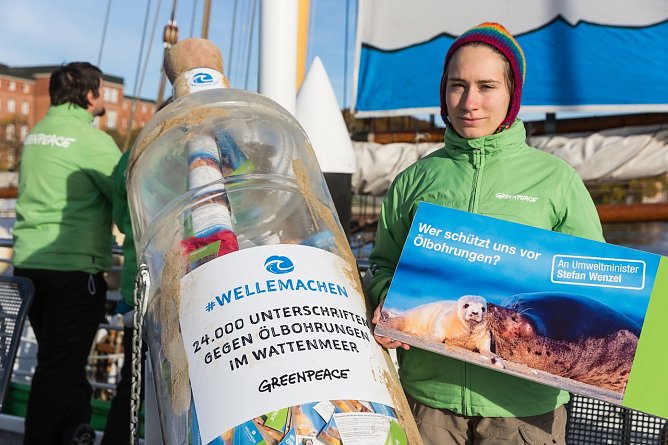 Politische Flaschenpost (Foto: Fred Dott/Greenpeace)
