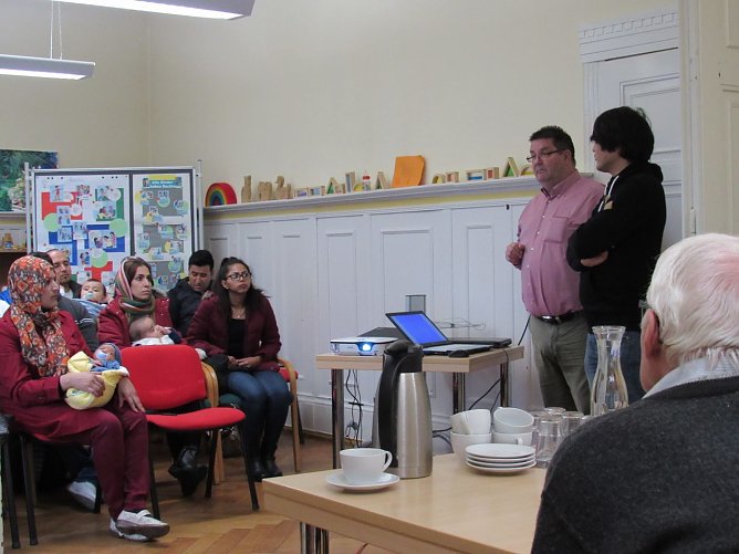 Rainer Stranz von der Landespolizeiinspektion erl&auml;uterte im Familienzentrum die Arbeit der Polizei (Foto: Familienzentrum Nordhausen)