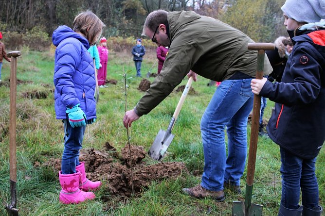 Henrike und Isabell pflanzen gemeinsam mit Matthias Schwarze ein B&auml;umchen. (Foto: S.Schedwill)