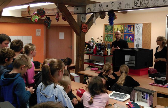 Kunst zum Anfassen - B&uuml;hnenbild-Workshop f&uuml;r Humboldt Sch&uuml;ler (Foto: Gabriele Gorges)