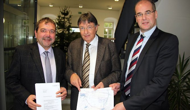 Bescheid &uuml;bergeben (Foto: J. Piper)