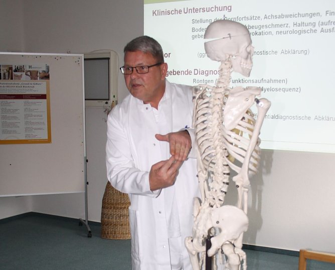 Michael Huttasch, Leiter des Neurochirurgischen Wirbels&auml;ulenzentrums, sprach zum Abschluss der Pflegeakademie. (Foto: J. Weller)