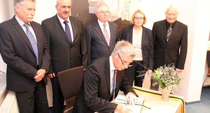 Eintrag in das Goldene Buch der Stadt Nordhausen (Foto: P. Grabe, Pressestelle Rathaus)
