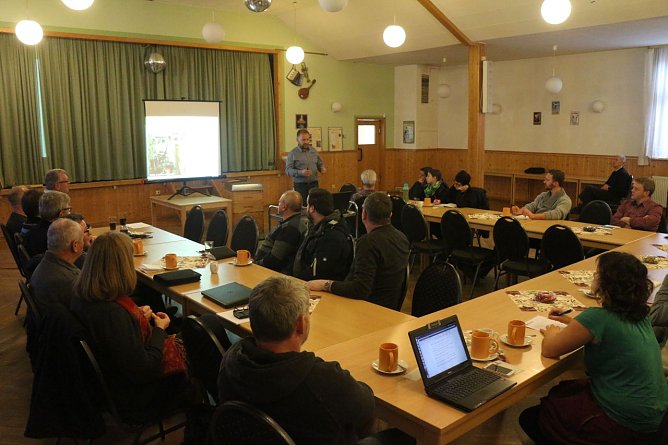 Schnupperkurs f&uuml;r angehende Imker  - selber machen liegt im Trend, auch die Bienenzucht wird wieder beliebter (Foto: Angelo Glashagel)