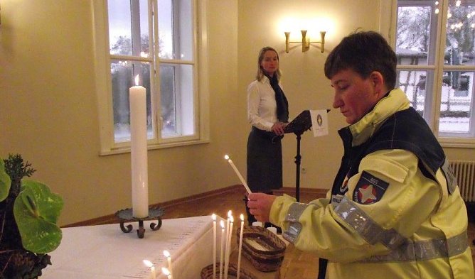 Ein Kerzenlicht f&uuml;r jedes Opfer. Im Bild entz&uuml;ndet Pastorin Steffi Wiegleb Kerzen. Im Hintergrund Vereinsvorsitzende Michaela Knoblauch. (Foto: Kurt Frank)