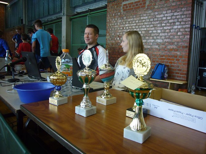 Tim Liebergesell und Patricia Jarsetz bei der computergest&uuml;tzten Auswertung (Foto: Liebergesell)