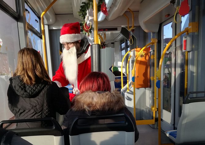 Der Nikolaus fuhr heute Stra&szlig;enbahn (Foto: Stadtwerke Nordhausen)