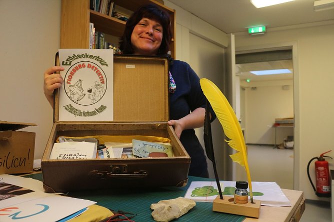 Museum mobil - Astrid Lautenschl&auml;ger mit ihrem Museumskoffer (Foto: Angelo Glashagel)
