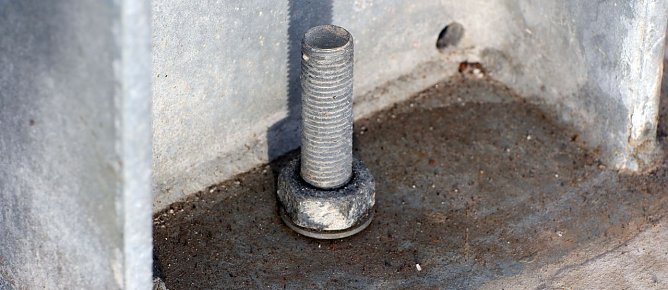 Festgeklebt am Beton (Foto: nnz)