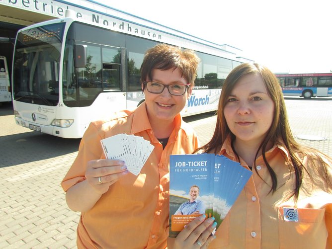 Marketing- und Vertriebsmitarbeiterinnen Silke Ifkowitz und Jennifer Werther pr&auml;sentieren das Job-Ticket (Foto: M. Bachmann)