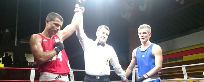 Bal&aacute;zs Bacskai (rotes Dress) sichert dem NSV im vierten Kampf des Abends den vorzeitigen Mannschaftserfolg und erh&ouml;rt das Polster zur Halbzeit auf 8:3  (Foto: Johann Reinhardt)