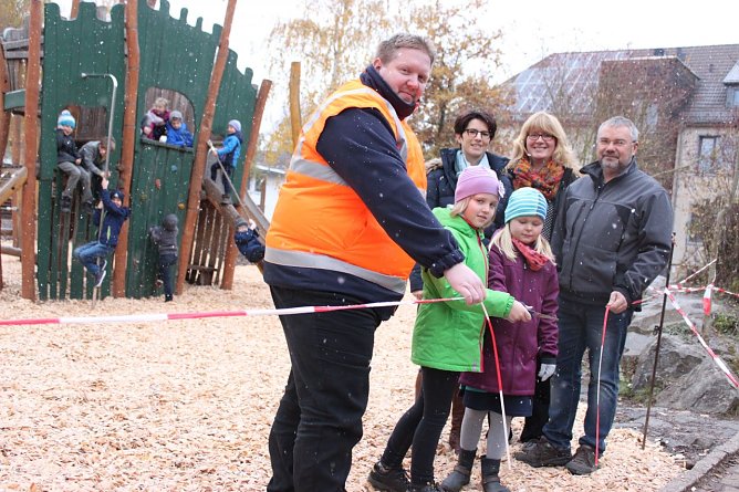 Elke Gulden, F&ouml;rderverein, Nick K&ouml;nig, Firma Henning Bau, Frau Voigt-Huhnstock, Schulleiterin, Jan Stockmann, Firma Robi-Play, vorn: Sch&uuml;lervertreter Lara Sophie Winter, Emmy-Lu Kempin (Foto: Evangelische Grundschule Nordhausen)