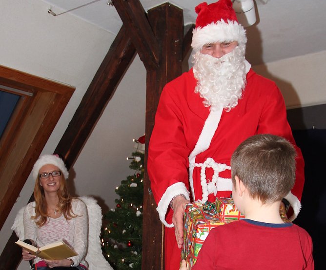 Frohe Weihnacht im Kinderhaus (Foto: Sylvia Spehr) Frohe Weihnacht im Kinderhaus (Foto: Sylvia Spehr)