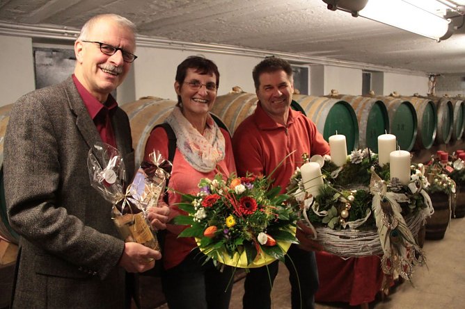 Der Kranz der Siegerin - Jochen Einenckel, Rita Bierwisch und Jens R&ouml;diger (Foto: Angelo Glashagel)