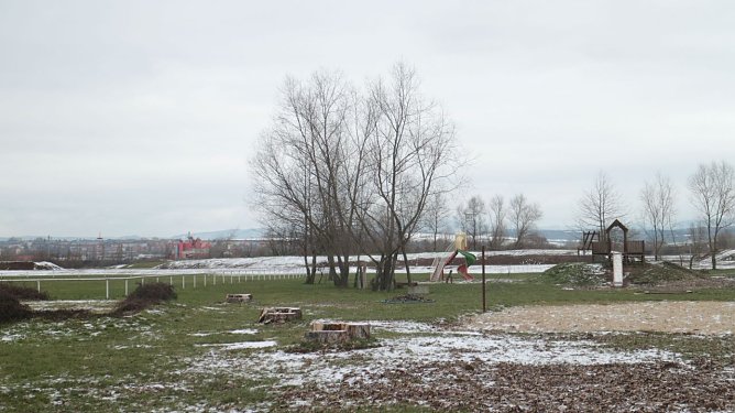 Der Scheunenhofspielplatz im Winterkleid - im Sommer sollen Kinder hier neue M&ouml;glichkeiten zum spielen und toben finden (Foto: Angelo Glashagel)