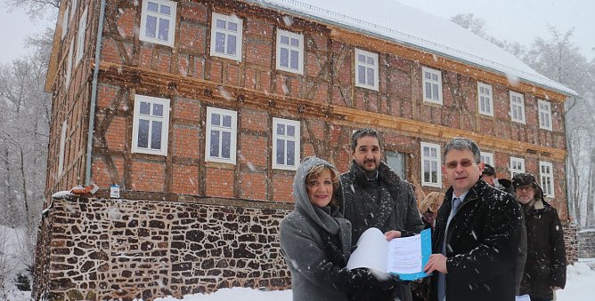 Ministerin Birgit Keller, Dr. Andr&eacute; Haas und Dirk Erfurt vor Neustadts "Haus des Gastes" (Foto: Angelo Glashagel)