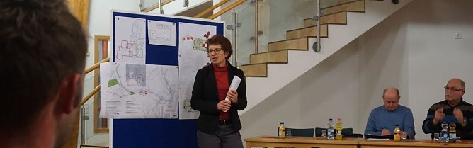 Anne Dumjahn erl&auml;utert die Pl&auml;ne f&uuml;r S&uuml;lzhayn. (Foto: S. Schedwill)