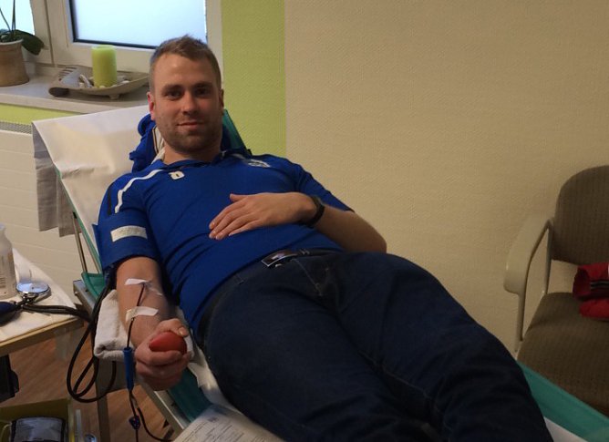 Stürmer Steffen Goldhammer beim Spenden und mit dem Sportlerblut (Foto: Sven Köhn) Stürmer Steffen Goldhammer beim Spenden und mit dem Sportlerblut (Foto: Sven Köhn)