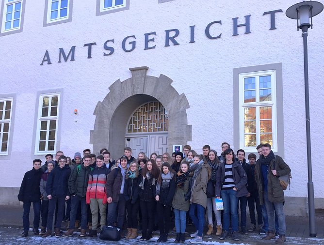 Recht in echt - die 10. Klassen des Bleicher&ouml;der Schillergymnasiums besuchten das M&uuml;hlh&auml;user Amtsgericht (Foto: privat)