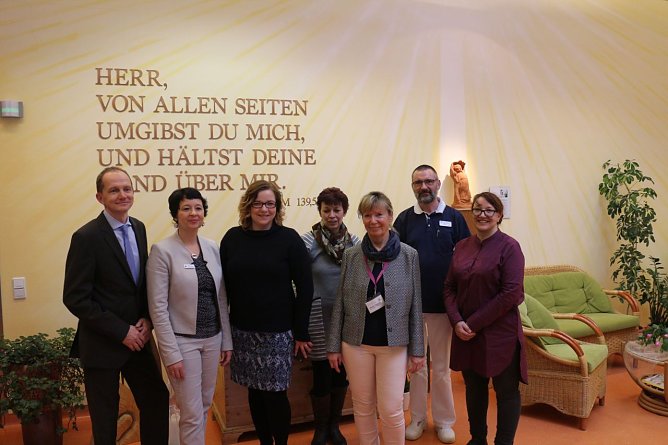 v.l.: Mario Laufer (EVN), Vera Angelstein (Kreissparkasse), Katja Mitteldorf (MdL), Sylvia B&ouml;hnke, Margret Holzapfel, Hans-Christoph Wisch (Hospiz), Martina Degenhardt (Jugendkunstschule)  (Foto: Angelo Glashagel)