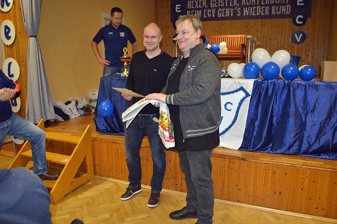 Fu&szlig;baller beim Skat (Foto: Privat)