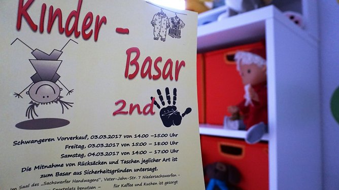 Plakat zum Kindersachen-Basar. (Foto: S.Schedwill)