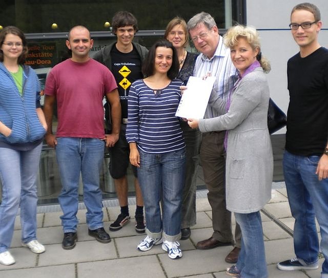 &Uuml;bergeben (Foto: LINKE)