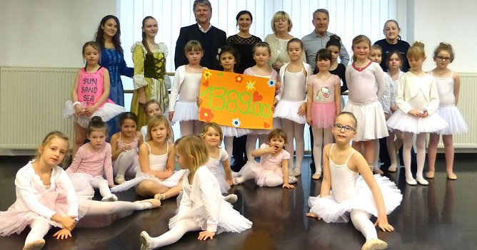 Spende &uuml;bergeben (Foto: B. Susemihl)