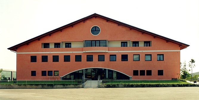 Stammhaus in Italien (Foto: Rotk&auml;ppchen-Mumm Sektkellereien GmbH:)