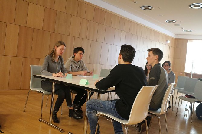 Jugend debattiert in der Bibliothek (Foto: Angelo Glashagel) Jugend debattiert in der Bibliothek (Foto: Angelo Glashagel)