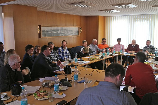Ausschuss zu Gast beim Schweinez&uuml;chter (Foto: Angelo Glashagel)