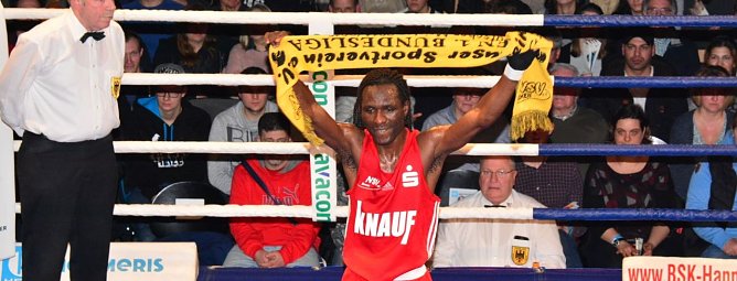 Raman Sharafa beh&auml;lt seine wei&szlig;e Weste. Er gewann den ersten Kampf im Bantamgewicht und sorgte aus Sicht des NSV f&uuml;r einen gelungenen Start in den Kampfabend (Foto: Ulrich Friebel)