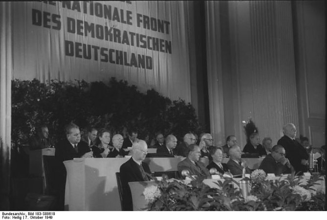 Die Gr&uuml;ndung der DDR 1949 (Foto: Bundesarchiv)