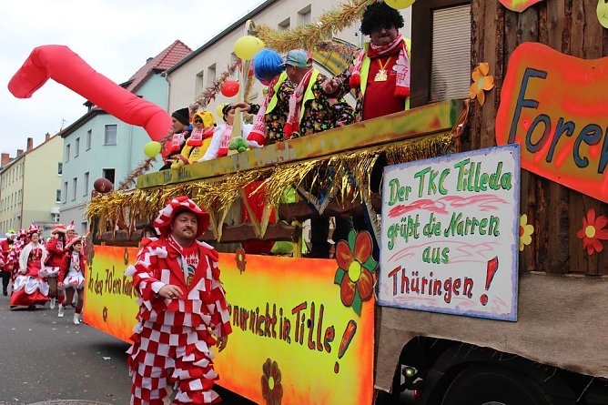 N&auml;rrinnen und Narren ziehen durch die Stadt (2) (Foto: Karl-Heinz Herrmann)