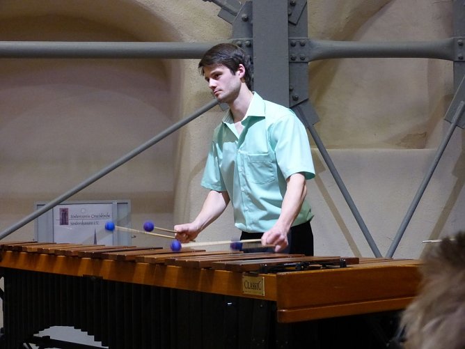 Stefan Landes als Solist im Konzert f&uuml;r Schlagzeug und Orchester (Foto: Dr. Wolfgang R. Pientka)