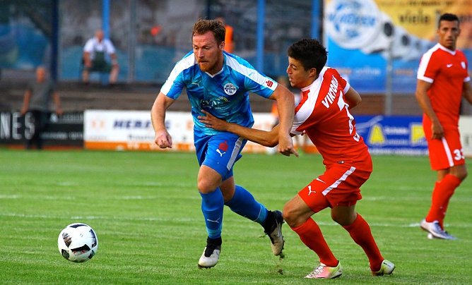 Nils Pfingsten-Reddig im Hinspiel im AKS (Foto: Bernd Peter)