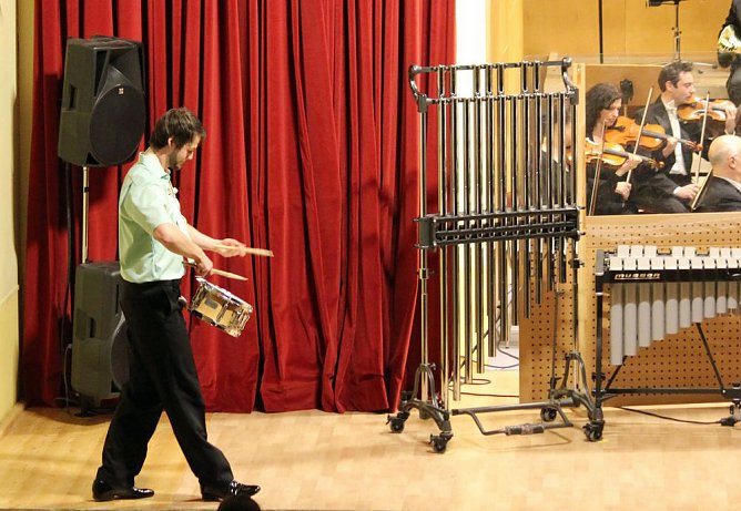 Mit Trommelklang in den Konzertsaal (Foto: Karl-Heinz Herrmann) Mit Trommelklang in den Konzertsaal (Foto: Karl-Heinz Herrmann)