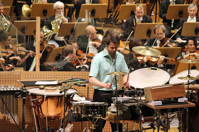 Mit Trommelklang in den Konzertsaal (Foto: Karl-Heinz Herrmann) Mit Trommelklang in den Konzertsaal (Foto: Karl-Heinz Herrmann)