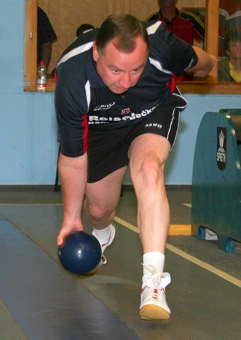 Rainer Schubert sichert Salza noch einen kleinen Vorteil gegenüber Roßleben (Foto: Uwe Tittel) Rainer Schubert sichert Salza noch einen kleinen Vorteil gegenüber Roßleben (Foto: Uwe Tittel)