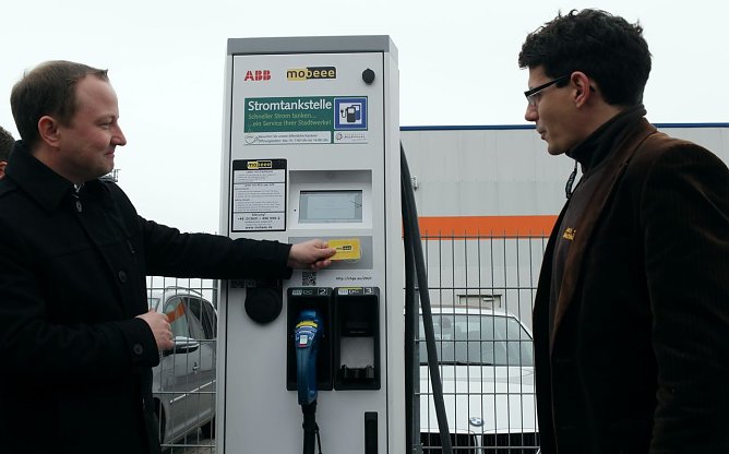Stadtwirtschaftschef Steffen Mund und Sebastian Kupfer erkl&auml;ren den Lade- und Bezahlvorgang (Foto: nnz)