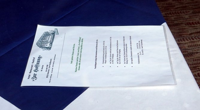 Ein uraltes Merkblatt auf einem der ansonst leere Restauranttische (Foto: nnz)