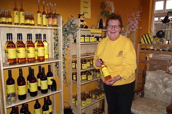 Zu den Köstlichkeiten gehört der Honigwein, den Robertdine Olbrich präsentiert. (Foto: Kurt Frank) Zu den Köstlichkeiten gehört der Honigwein, den Robertdine Olbrich präsentiert. (Foto: Kurt Frank)
